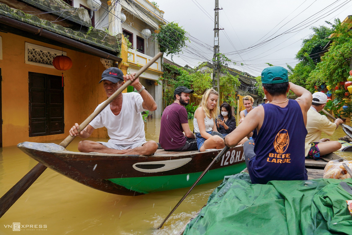 Boat rides around Hoi An ancient town in flood season Boat rides around Hoi An ancient town in flood season